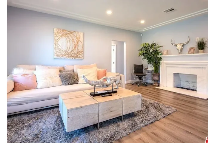 $2140 : Large living area with an open image 1