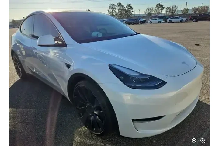 $27750 : Tesla Model Y 2021 AWD Long image 1