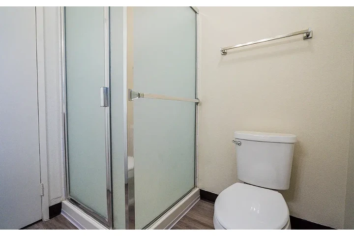 $2500 : 3 bedroom apartment image 8