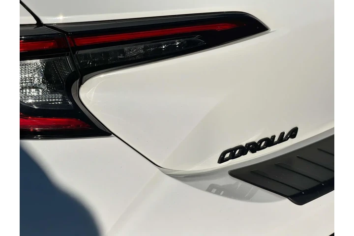 $23980 : Toyota Corolla Hatchback 202 image 6