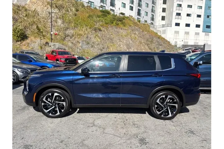 $27088 : Mitsubishi Outlander 2024 SE image 3