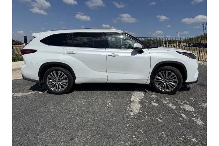 $39437 : Toyota Highlander 2022 AWD P image 2