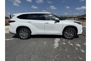 $39437 : Toyota Highlander 2022 AWD P thumbnail
