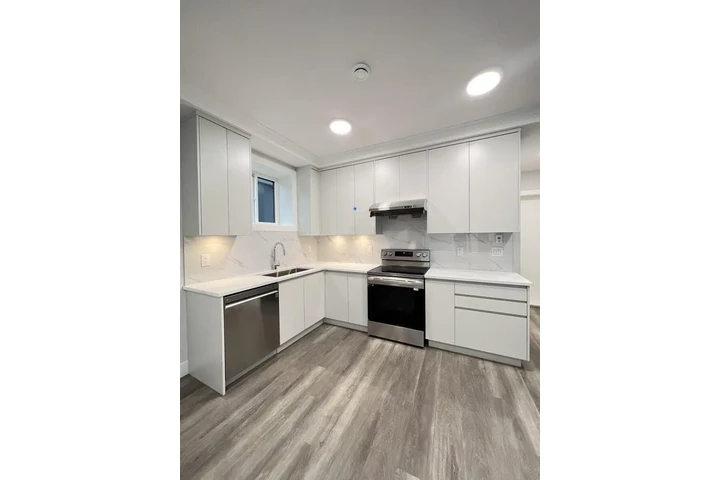 $800 : New with a View Rent Today 🎁 image 2