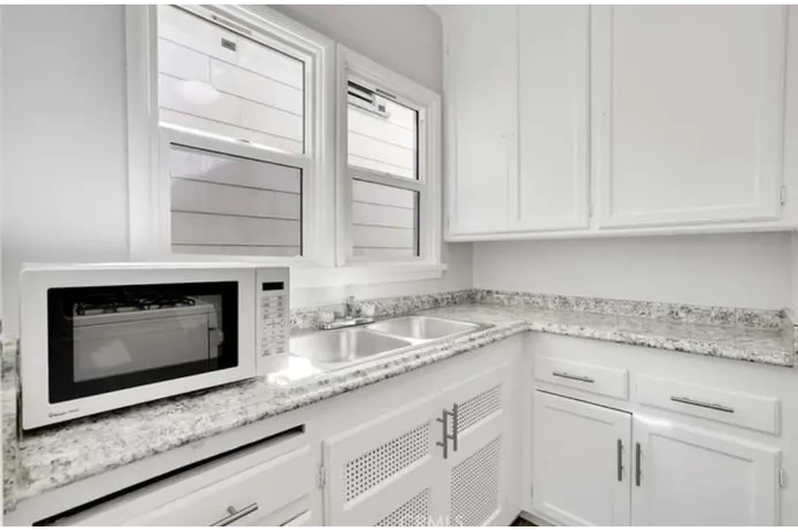 $2000 : APARTAMENTO DE RENTA image 2