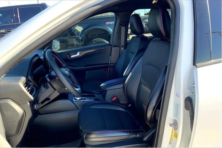 $25957 : Ford Escape 2024 ST-Line 4dr image 7