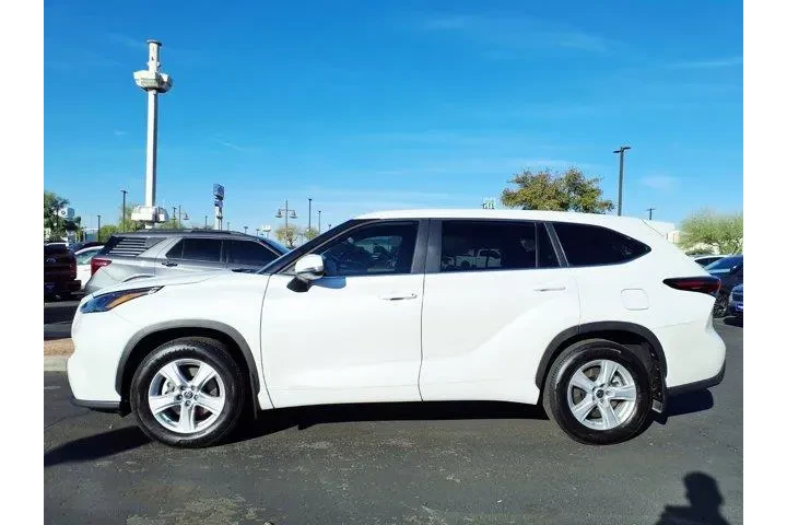 $36320 : Toyota Highlander 2024 LE 4d image 3
