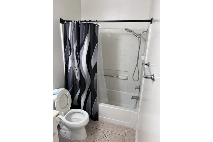 $750 : Cuarto en renta image 4