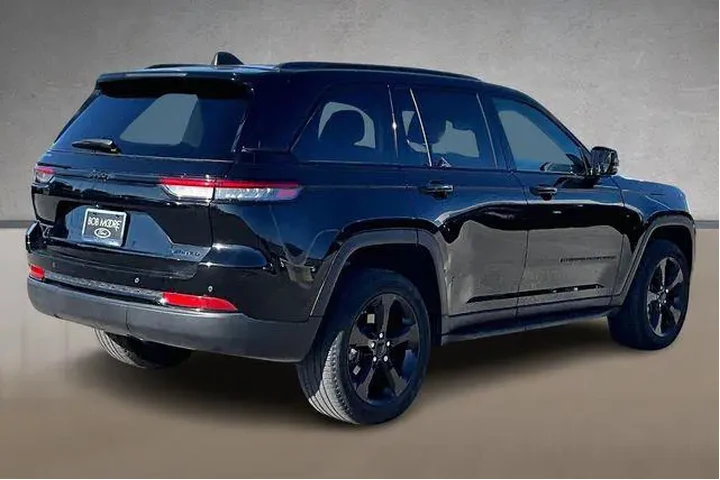 $31570 : Jeep Grand Cherokee 2023 4x2 image 2