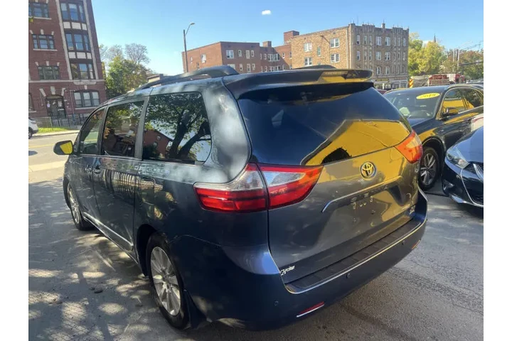 $15999 : 2015 Sienna XLE 7-Passenger image 1