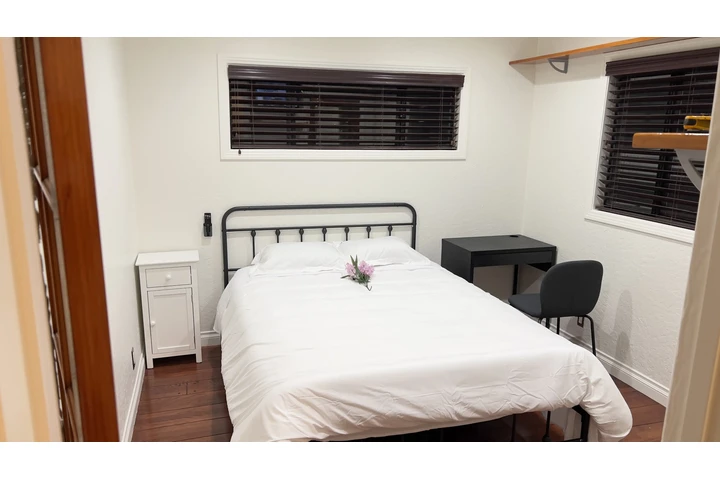 $1400 : Cuarto AMUEBLADO image 2