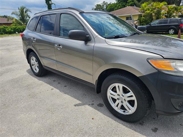 $4500 : Hyundai Santa Fe 2012 image 2