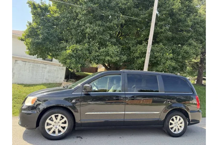 $6999 : 2013 Town and Country Touring image 4