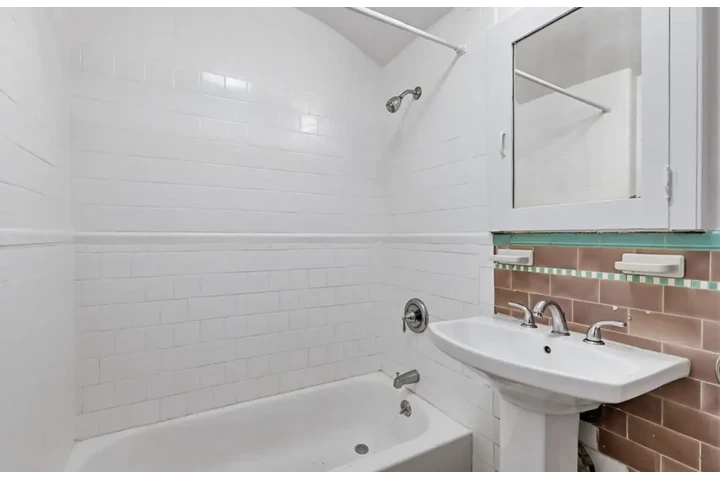 $1970 : 2 Bed 2 bath Apt W Pico Blvd image 10