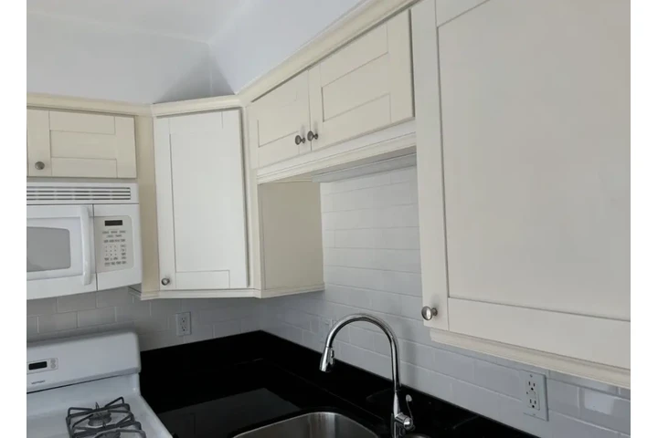 $1950 : 2 Bed Apt with parking in LA image 4