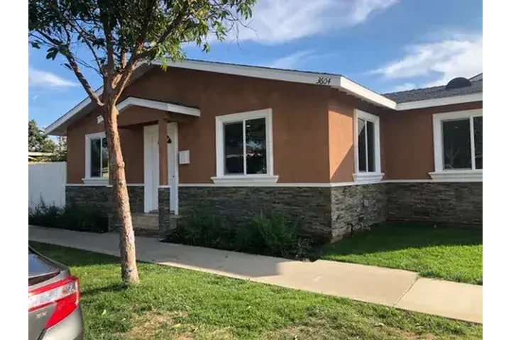 $1000 : This home boasts two spacious image 3