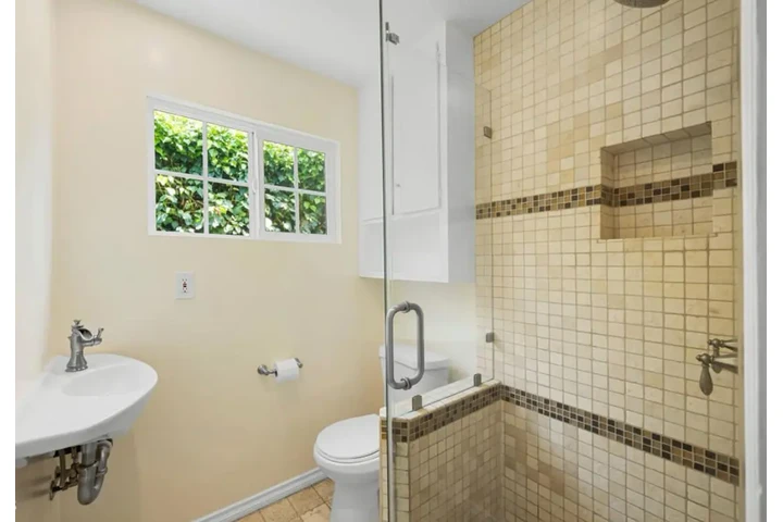 $2500 : 3 Bedroom House in Koreatown image 10