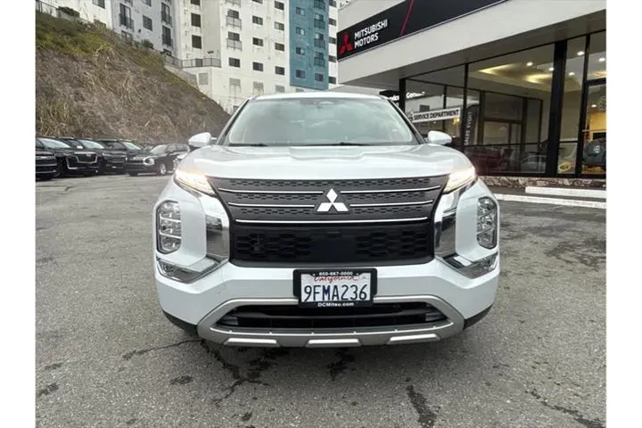 $25498 : Mitsubishi Outlander 2023 ES image 3