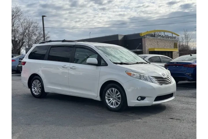 $16995 : 2017 Sienna XLE 8-Passenger image 6