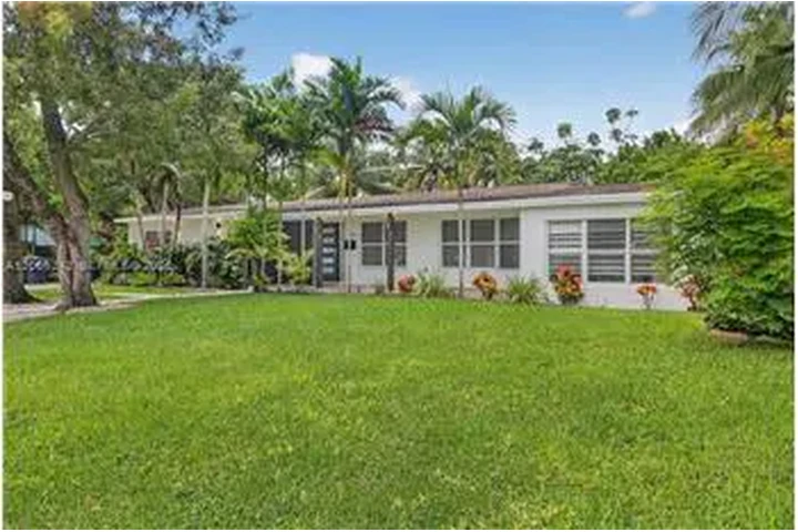 $6900 : Rental property with 3 bedro image 1