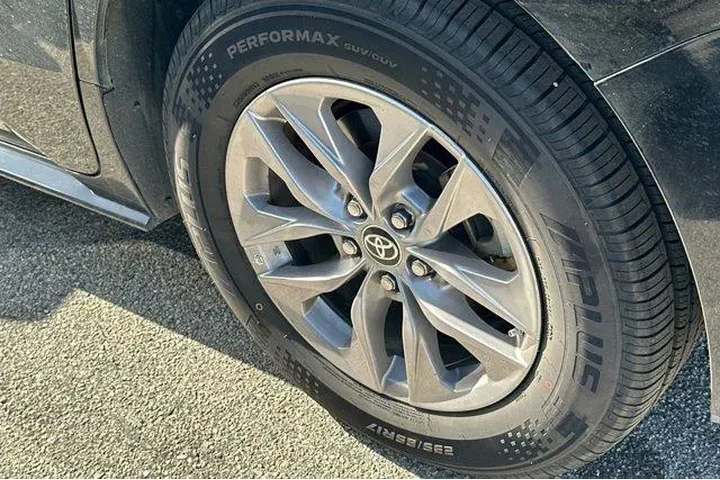 $36549 : Toyota Sienna 2024 LE 8-Pass image 7