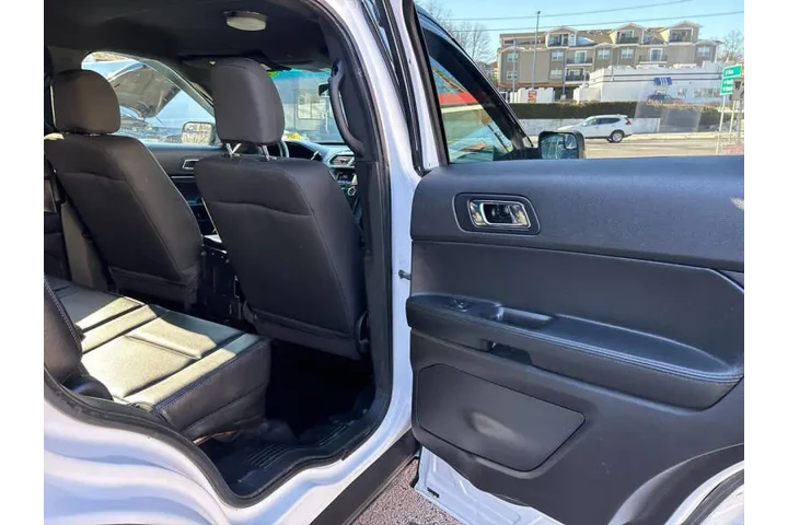 $9299 : 2017 Explorer Police Intercep image 10