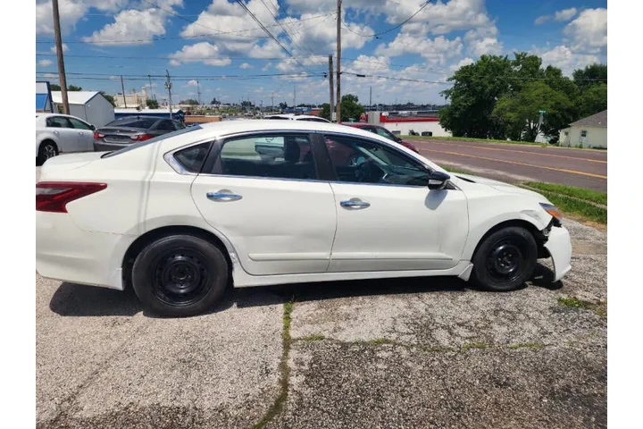 $7500 : 2018 Altima 2.5 SL image 10