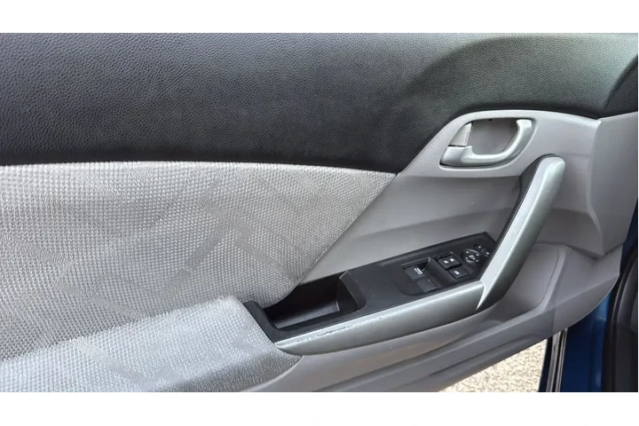 $10995 : Honda Civic 2013 LX 2dr Coup image 9