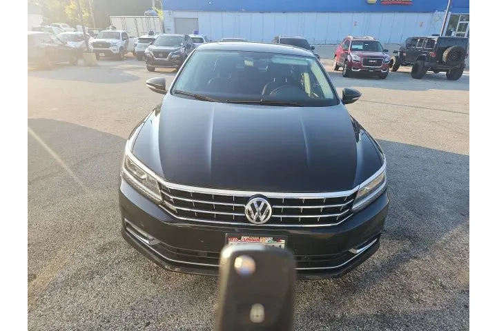 $9077 : Pre-Owned 2017 Passat 1.8T SE image 1