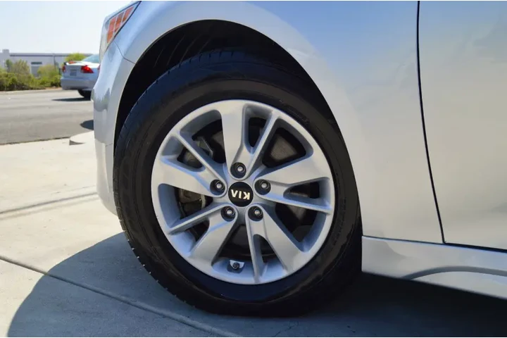 $13265 : Used 2018 Optima LX Auto for image 10