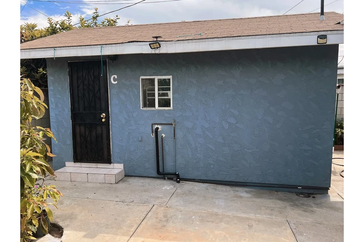 $1000 : Studio image 2