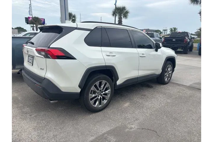 $28459 : Toyota RAV4 2022 XLE Premium image 3