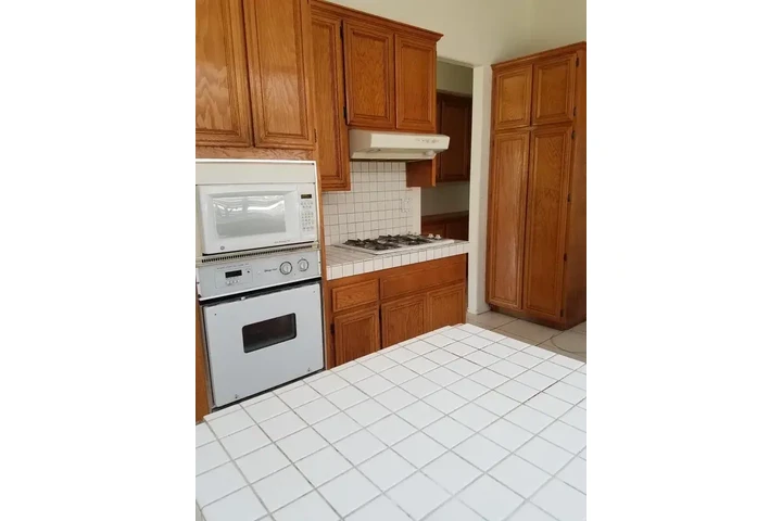 $1500 : Rialto- 3 Bedroom Available image 3