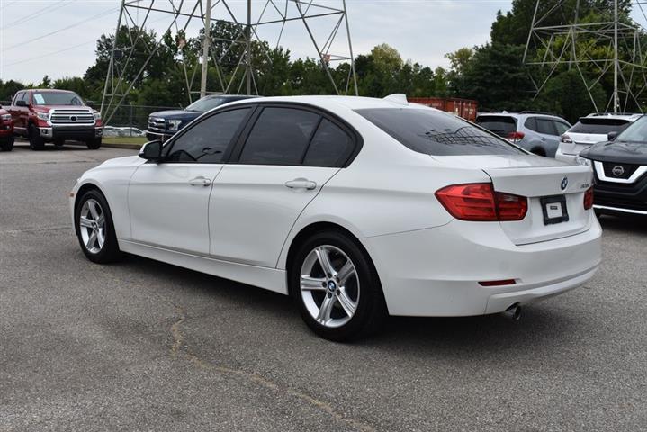 2013 BMW 3 Series 320i image 8