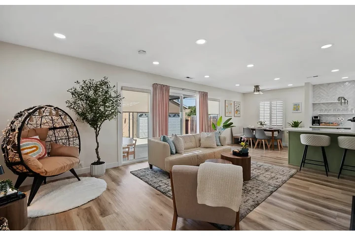 $1000 : modern bedroom Home for rent image 2