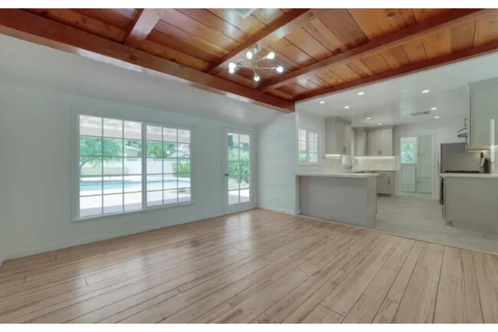 $6700 : 5369 Topeka Dr, Tarzana, CA image 4