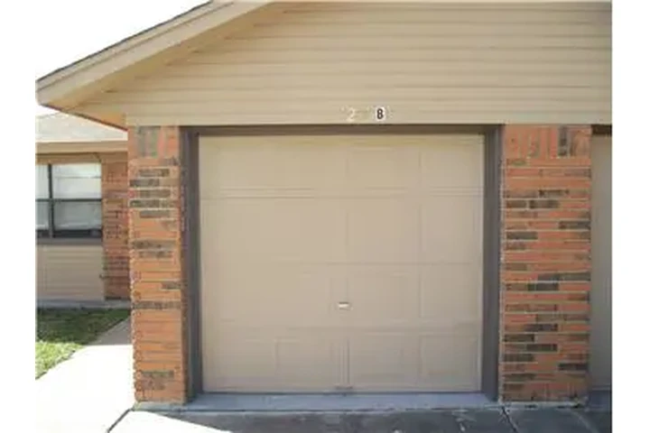 $850 : Rental property with 2 bedro image 1