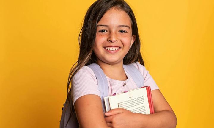 Niña latina con sus libros