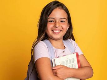 Niña latina con sus libros