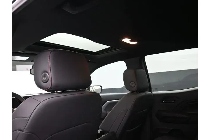 $38990 : Chevrolet Colorado 2025 4x4 image 2