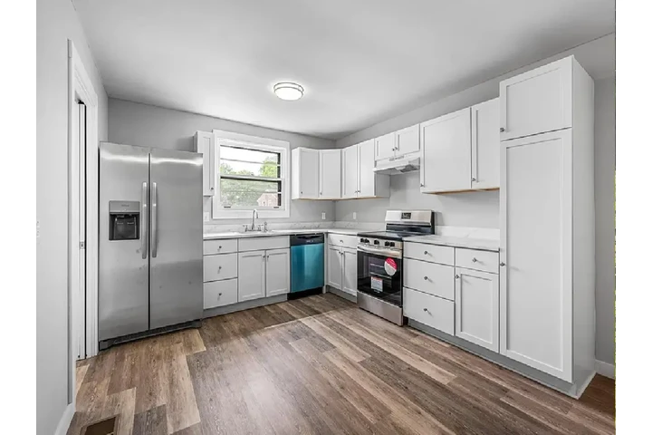 $980 : Charming  living space kitchen image 4