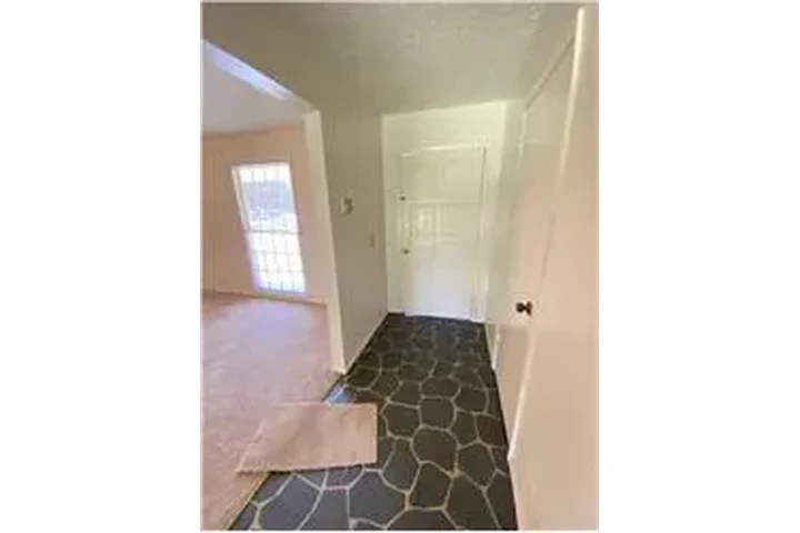 $2000 : Rental property with 3 bedro image 2