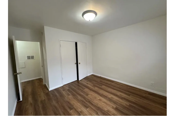 $1980 : 2 Bedroom Apt in James M Wood image 8