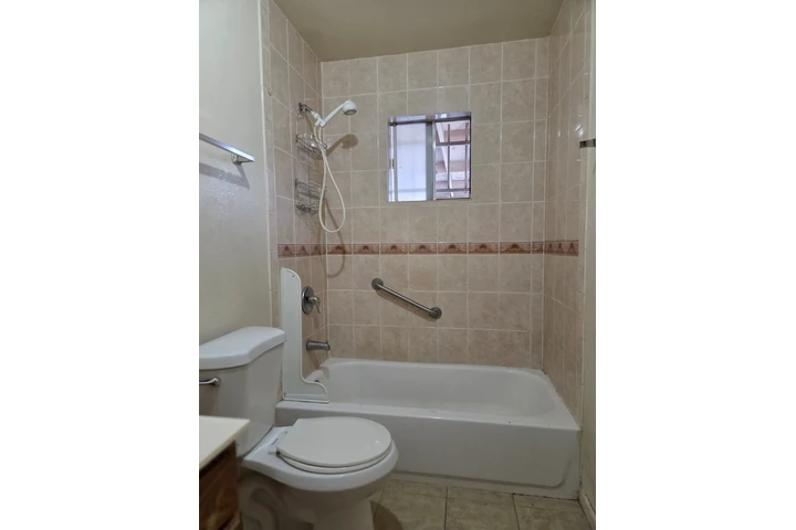 $2865 : 3 dormitorios, 2 baños casa image 2