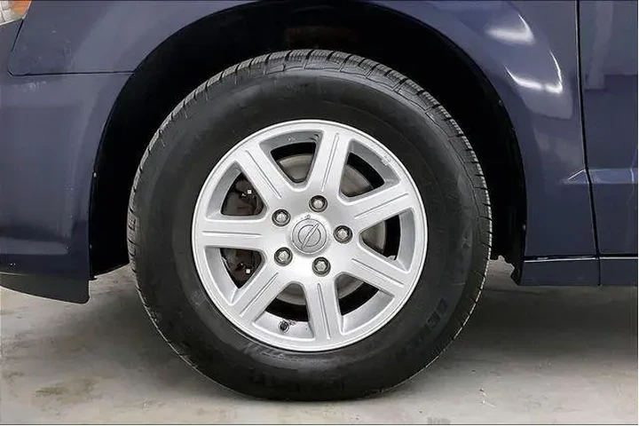 $4990 : Chrysler Town and Country 20 image 10