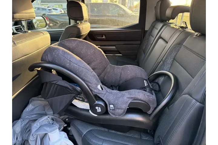 $39592 : Toyota Tundra 2023 4x4 SR5 4 image 8