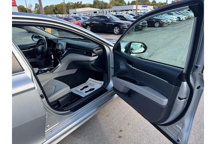 $24980 : 2023 Camry SE 4D image 8