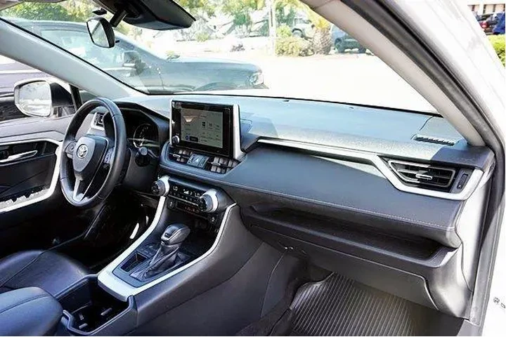 $32985 : Toyota RAV4 2024 XLE Premium image 10