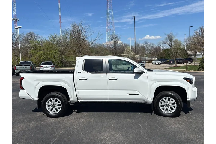 $40000 : Gold Certified 2024 Tacoma SR5 image 8