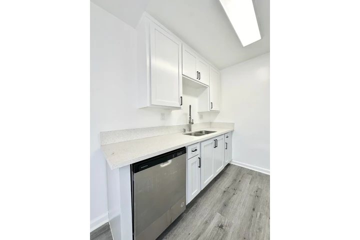 $2000 : Beautifully Renovated 2 Bedroo image 3